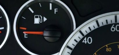 Tanken tien procent goedkoper in één jaar