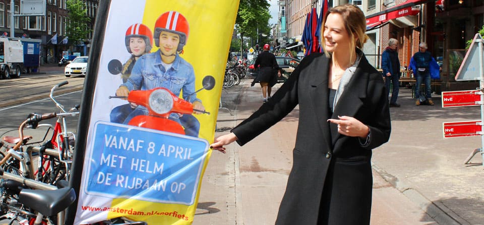 Snorfietsers op de rijbaan