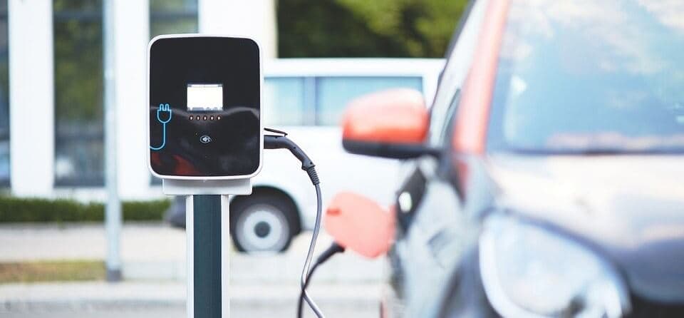 Hoeveel laadpalen zijn er per elektrische auto?