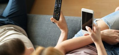 Vier op de tien Nederlanders scrolt vaak op mobiele telefoon tijdens het tv-kijken
