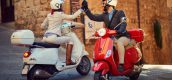 Twee vespa scooters