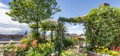 groen dak met heel veel planten en bomen