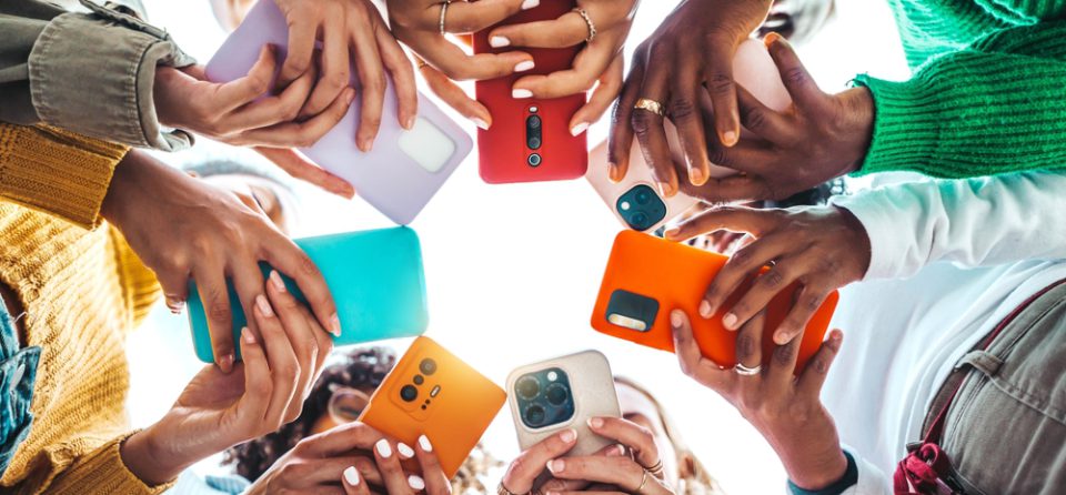 verschillende mensen op hun telefoon