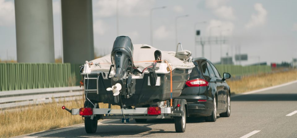 Auto met trekhaak een boot