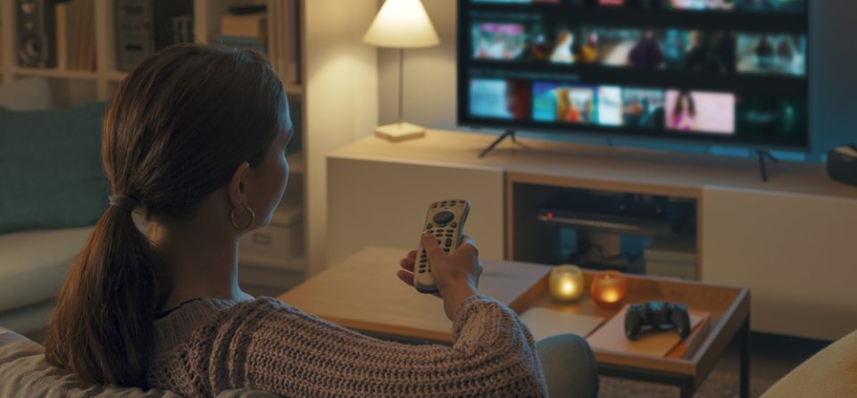 Vrouw kijkt tv