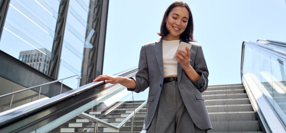 vrouw die op haar mobiel zit