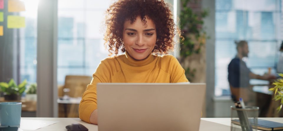 een vrouw die op de laptop zit