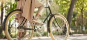 Een vrouw op de fiets in een park