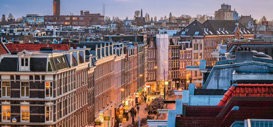 de grachten in Amsterdam met alle lichten aan