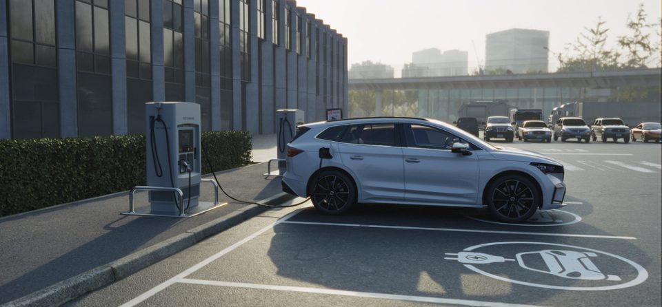 een elektrische auto die aan het slim laden is