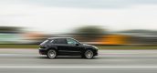 zwarte auto die autorijd