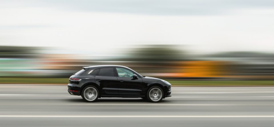 zwarte auto die autorijd