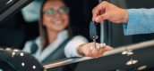Vrouw die een nieuwe auto heeft gekocht