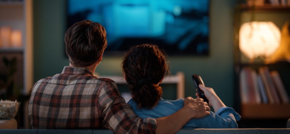 Een koppel die tv aan het kijken is