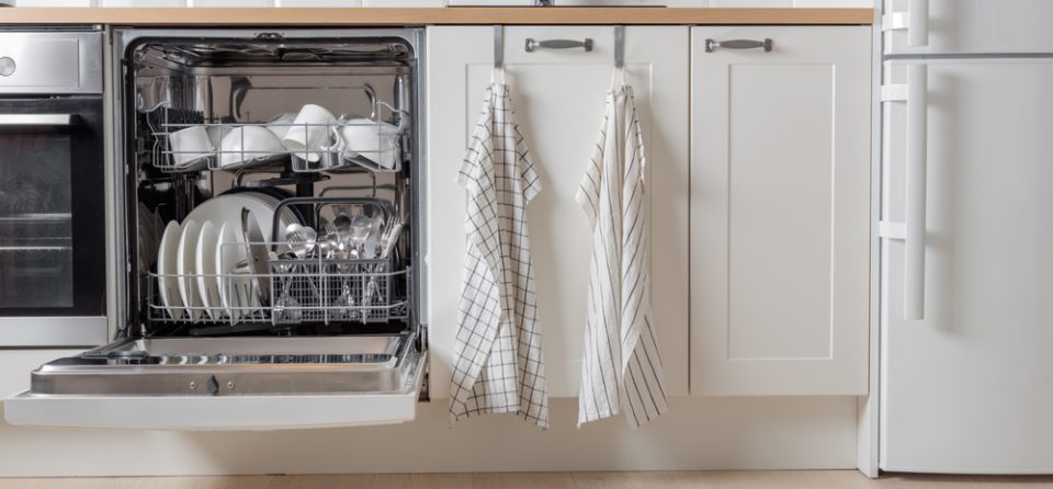 Vaatwasser in een witte keuken