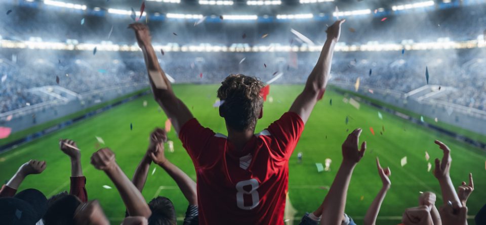 Sport abonnement, juichende mensen bij voetbal wedstrijd