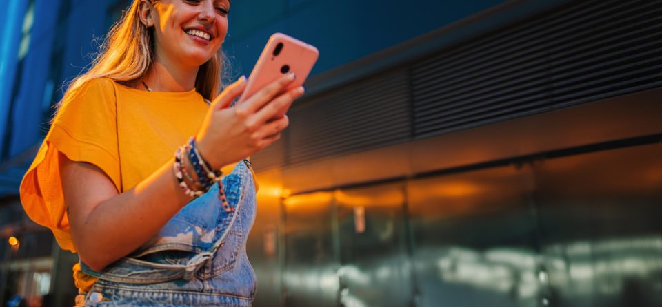 Een persoon die op haar telefoon kijkt