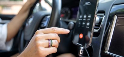 Appen achter het stuur: hoe zit het met je autoverzekering als het misgaat?