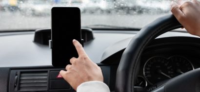 Appen achter het stuur: hoe zit het met je autoverzekering als het misgaat?