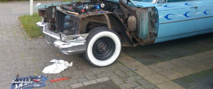Klussen onder de motorkap oldtimer Klussen-oldtimer-onder-motorkap-gereedschap